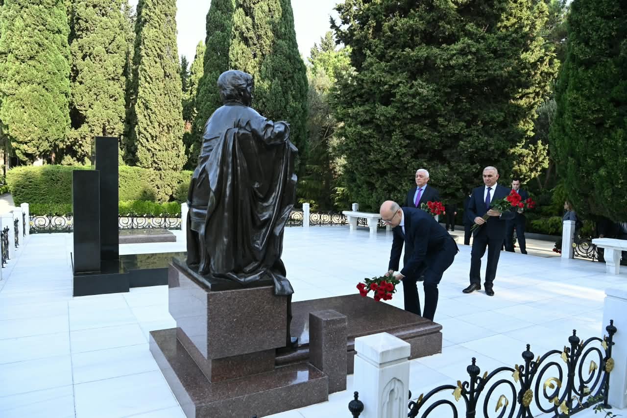 “Azərişıq” və “AzərEnerji”nin rəhbərliyi Fəxri xiyabanı ziyarət ediblər - FOTOLAR